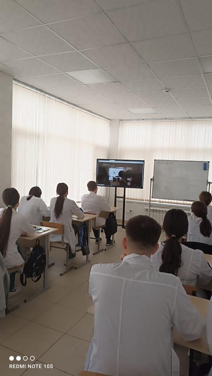 Студенты ФАРМ-2-23 слушают видеообращение на уроке По ту сторону экрана