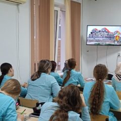 Студенты группы СД-3-23 просматривают видеоролик урока Разговоры о важном