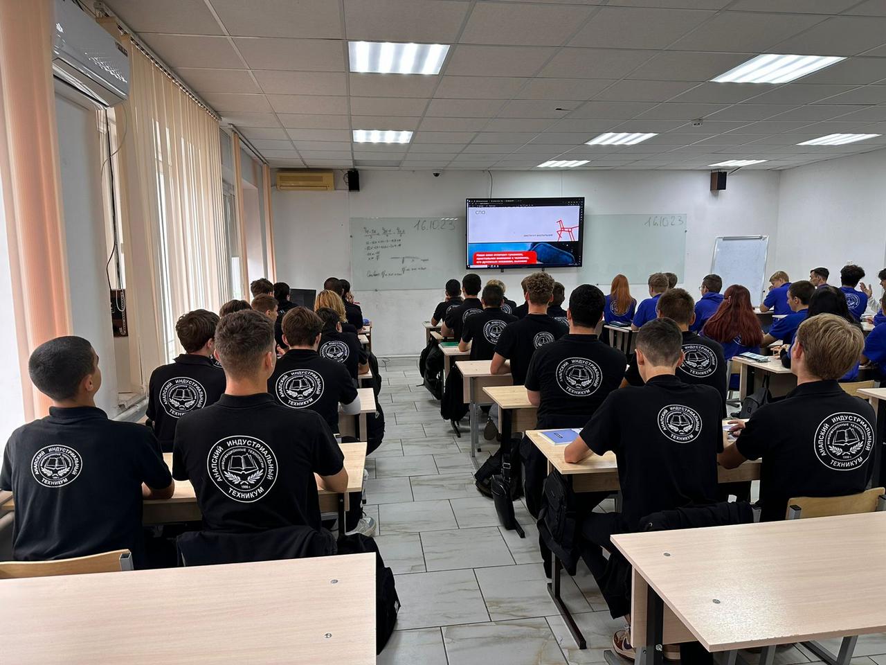 студенты группы ТОР-1-23 на занятии 115 лет кино в России