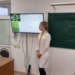 навстречу знаниям — студентки Брайченко Юлия и Эмерсеинова Заде